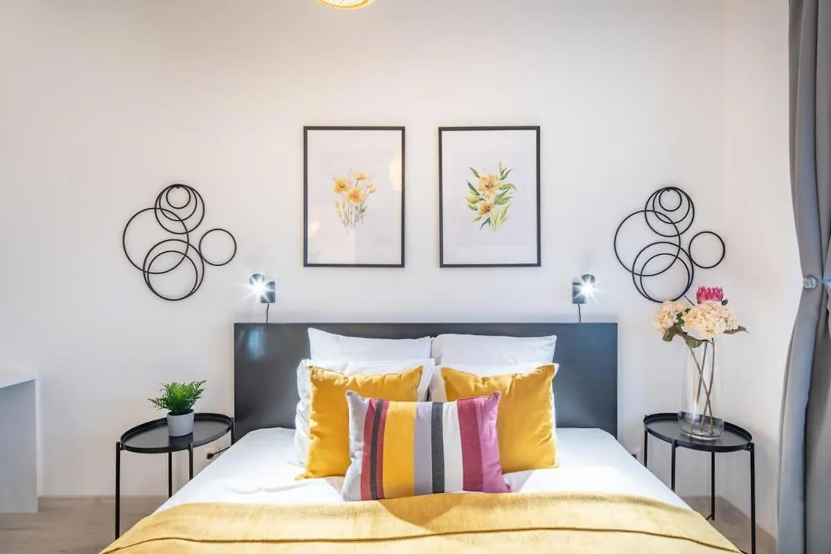 Modern Bright Central Place With Terrace location